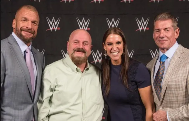 Vince McMahon rindió tributo a Howard Finkel (1) Vince McMahon rindió tributo a Howard Finkel (1)