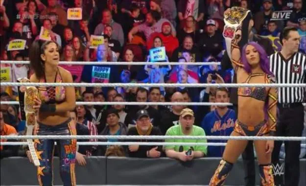 WWE Fastlane 2019 Sasha Banks y Bayley retienen los campeonatos por parejas femeninos WWE Fastlane 2019 Sasha Banks y Bayley retienen los campeonatos por parejas femeninos