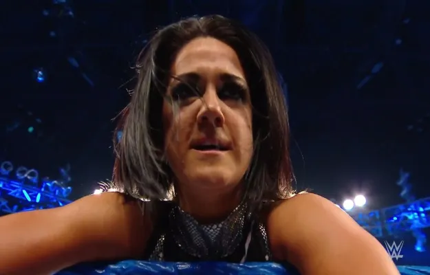 WWE SmackDown_ Bayley retiene el campeonato femenino contra Carmella
