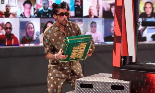 Bad Bunny con el maletin de MITB Bad Bunny con el maletin de MITB