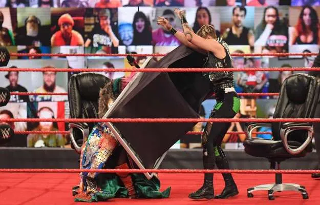 bchfbve Una firma controvertida en WWE Raw