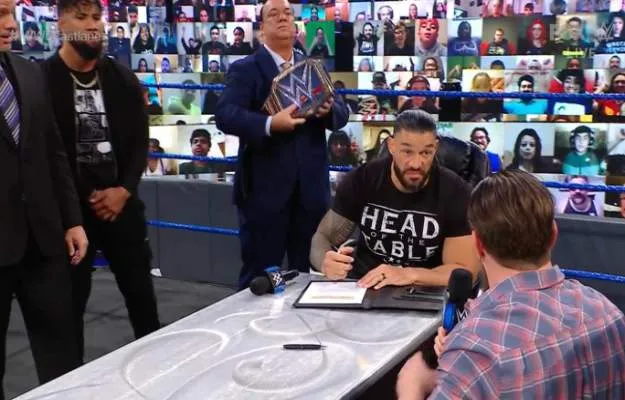 La firma de contrato en WWE SmackDown