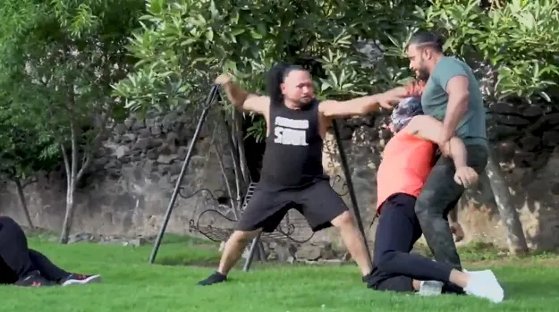 Rey Escorpión sorprende en un parte a Psycho Clown y lo ataca Rey Escorpión sorprende en un parte a Psycho Clown y lo ataca