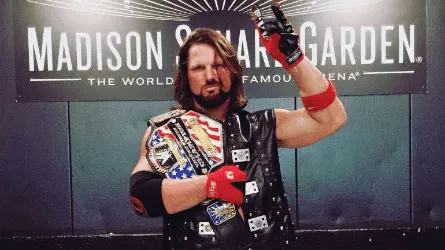 AJ Styles con el WWE Championship AJ Styles con el WWE Championship