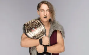 Pete Dunne como campeón del Reino Unido de WWE