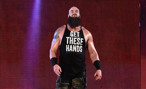 Braun Strowman Strowman muestra el apoyo a Reigns en un WWE Live