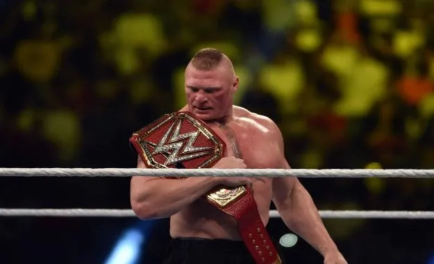 Revelado el nuevo contrato de Brock Lesnar tras su victoria en WWE Crown Jewel.