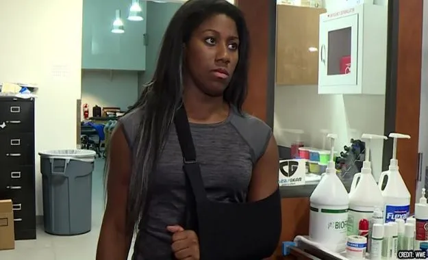 Ember Moon tendrá que ser operada