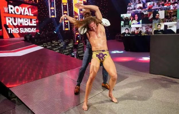 jbiuiv ih RIddle gana la ruleta rusa en WWE Raw