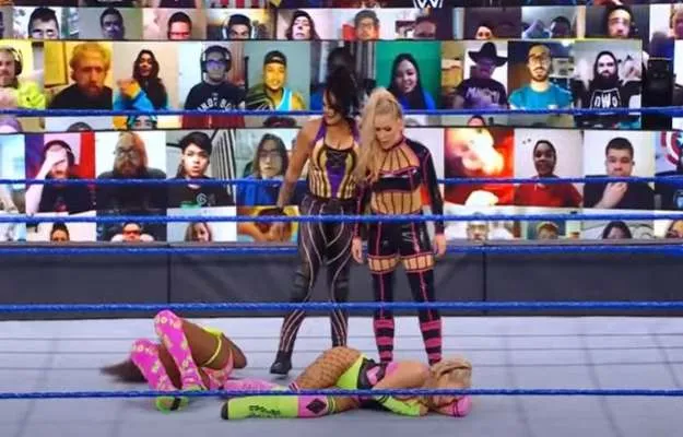 Las parejas femeninas chocan en WWE SmackDown