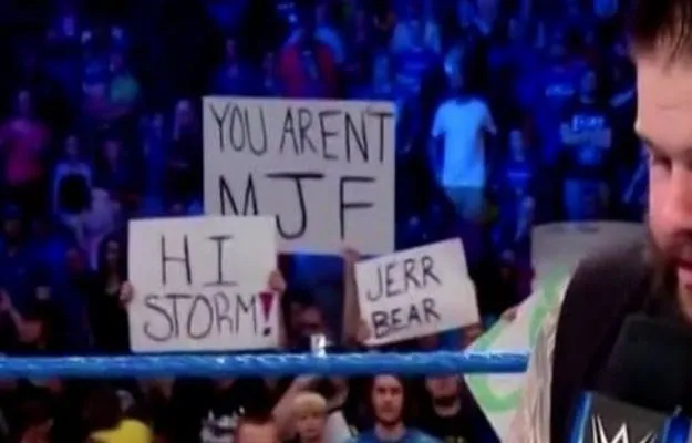 pancartas wwe smackdown confiscan pancartas aew