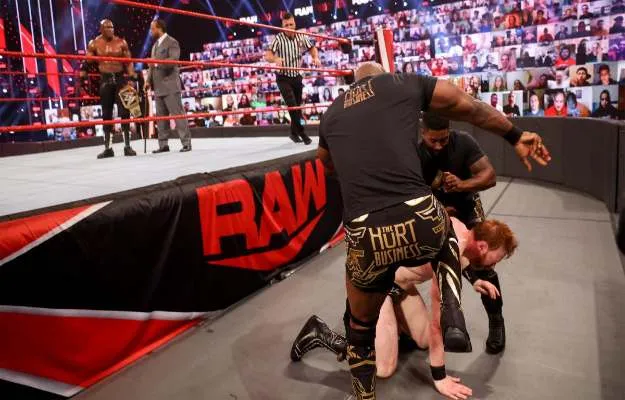 qwe Dos facciones terminadas en WWE Raw