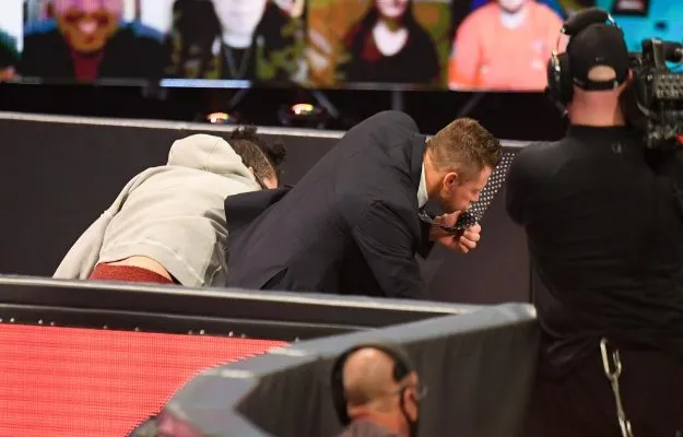 svcev Bad Bunny asalta al Miz en WWE Raw