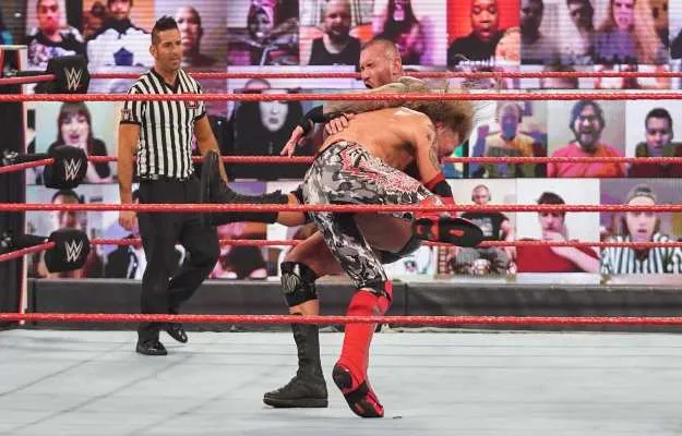 vvyvyuo Edge termina el capítulo en WWE Raw