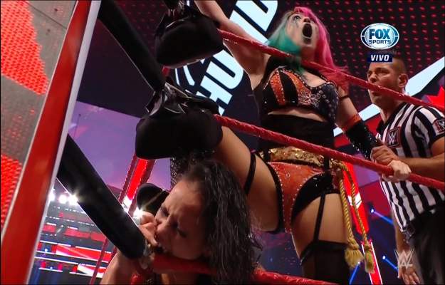 Asuka se reivindica en WWE Raw