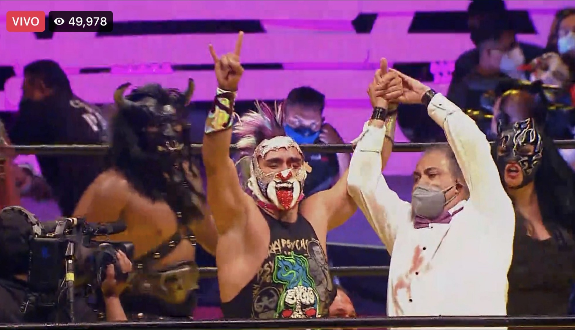 Psycho Clown rapa a Rey Escorpión en Triplemanía XXIX