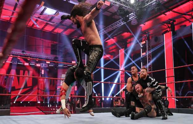 El Mesías emplaza un camino en WWE Raw
