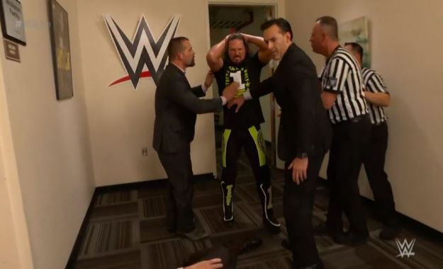 AJ Styles ataca a Vince McMahon en WWE Smackdown