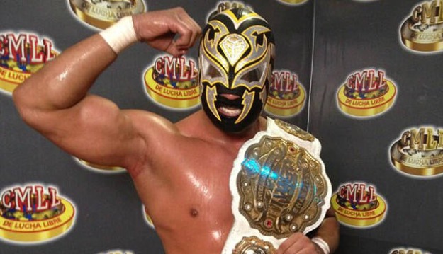 ¿Andrade volverá a usar su mascara en AEW?